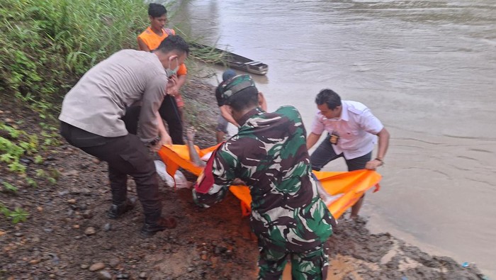 Penemuan mayat pria hanyut terbawa arus sungai di Lahat bikin heboh warga.