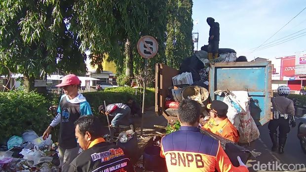 Pengangkutan sampah di jalanan Cianjur