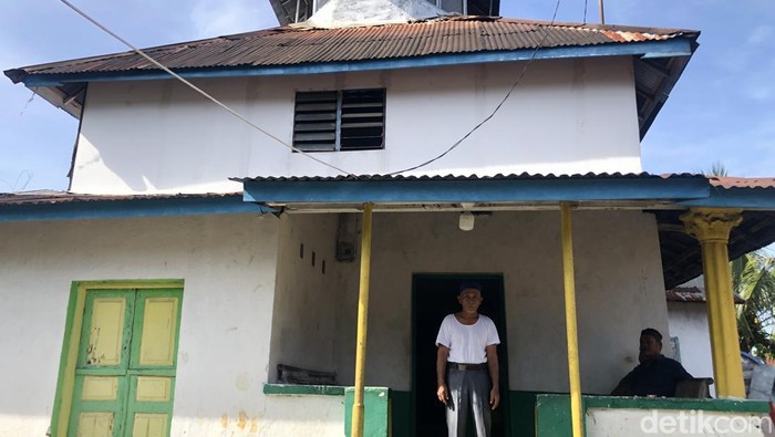 Pengurus sekaligus Imam Surau Baru, Zahar. Surau Baru merupakan basis Tarekat Naqsabandiyah di Kota Padang. (M Afdal Afrianto/detikSumut).