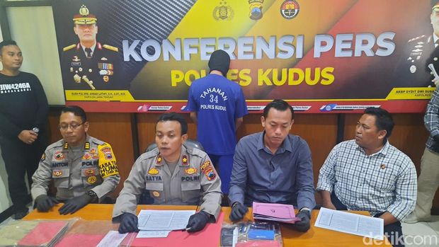Tersangka Zyuhal Laila Nova saat diamankan polisi di Mapolres Kudus, Rabu (6/3/2024).