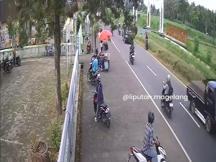 Tangkapan layar penjambretan di depan Balai Desa Donorojo, Kecamatan Mertoyudan, Kabupaten Magelang, Selasa (5/3/2024).