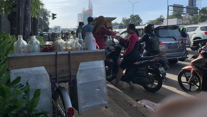Penjual jamu di pinggir Jalan TB Simatupang