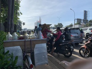 Kelakar Penjual Jamu buat Pemotor yang Terjebak Macet: Jamunya Sabar