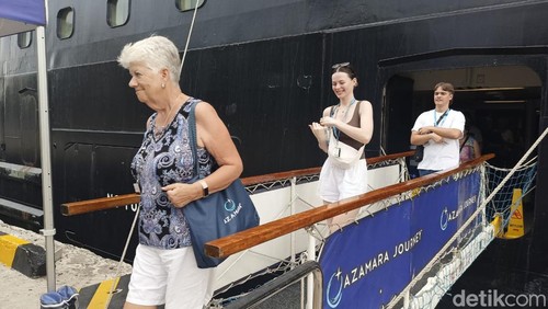 Penumpang kapal pesiar MV Azamara Journey saat tiba di Pelabuhan Benoa, Bali, pada Sabtu (24/2/2024). (Ni Made Lastri Karsiani Putri/detikBali)