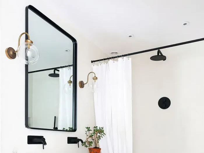 Penyangga bathtub di kamar mandi bisa menjadi tempat mengeringkan pakaian