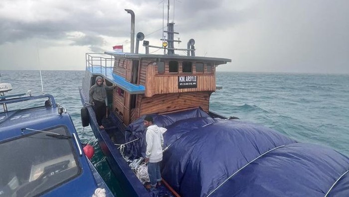 Penyelundupan kain dan sepatu bekas di Batam.