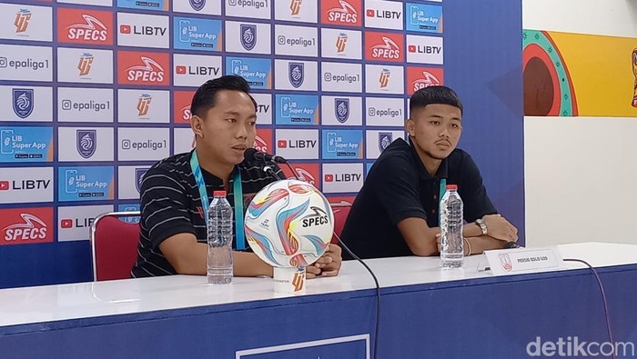 Pelatih Persis Solo U-20 Alief Syafrizal, dan pemainnya, Ahmad Athalla, saat konferensi pers di Stadion Manahan Solo, Rabu (6/3/2024).