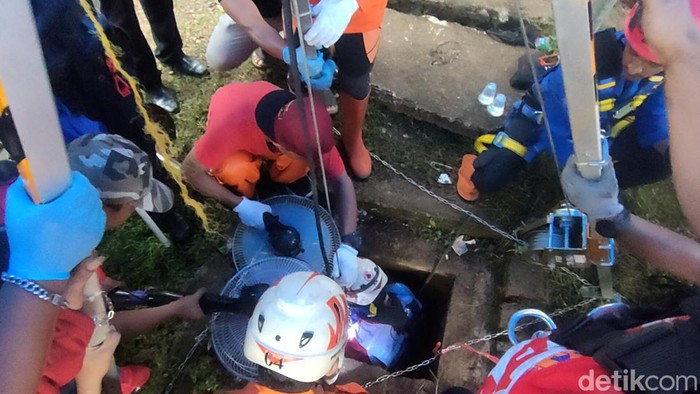 Petugas evakuasi empat warga yang terjatuh ke dalam sumur