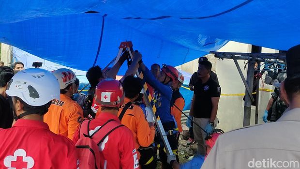 Petugas evakuasi empat warga yang terjatuh ke dalam sumur