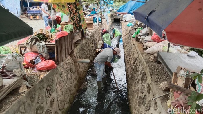 Petugas kebersihan di Bone saat membersihkan drainase.