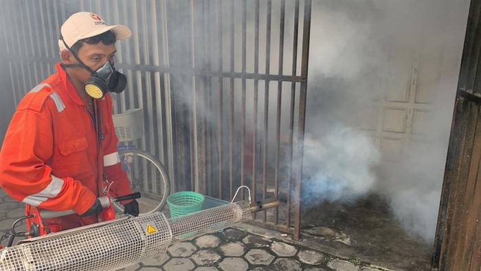 Petugas melakukan fogging di Kabupaten Blitar