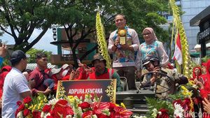 Wali Kota Eri  Arak Piala Adipura Kencana Keliling Surabaya