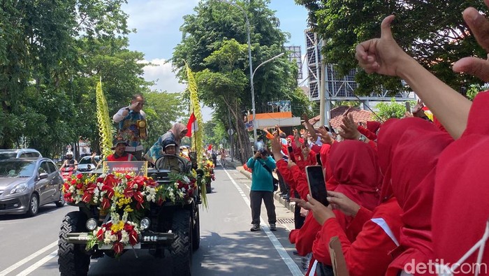 Piala Adipura Kencana Diarak Keliling Kota Surabaya