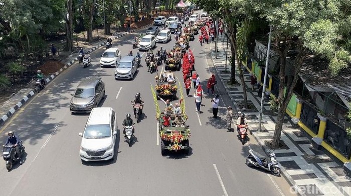 Piala Adipura Kencana Diarak Keliling Kota Surabaya Piala Adipura Kencana Diarak Keliling Kota Surabaya