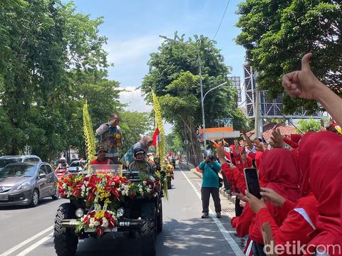 Piala Adipura Kencana Diarak Melintasi Surabaya