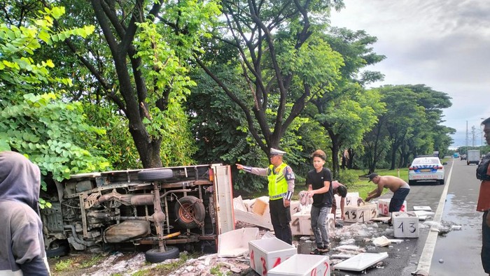 Pikap terbalik di Jalan Tol Reformasi berujung cumi muatannya berhamburan di jalan. Dokumen Polisi
