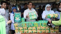 Heru turun langsung melayani warga dalam penukaran sembako. 
