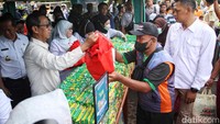 Tampak sejumlah warga telah antre sejak pagi. Adapun pasar dibuka pukul 08.00 WIB. 