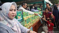 Warga Cilincing, Setyawati, mengatakan baru pertama kali pasar sembako murah digelar di wilayahnya. Dia menceritakan harus menebus kupon seharga Rp 100 ribu untuk dapat ditukar dengan sembako. 