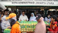 Penjabat (Pj) Gubernur DKI Jakarta Heru Budi Hartono meninjau kegiatan pasar sembako murah di Kantor Kecamatan Cilincing, Jakarta Utara, Rabu (6/3/2024).