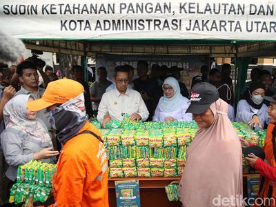 Pj Gubernur DKI Jakarta Tinjau Pasar Sembako Murah