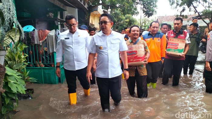 Pj Gubernur Jatim tinjau banjir Mojokerto