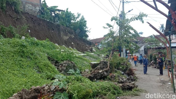 Plengsengan Setinggi 8 Meter di Sukun Kota Malang Ambrol