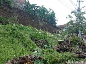 Plengsengan Setinggi 8 Meter di Kota Malang Longsor, Warga Diimbau Waspada