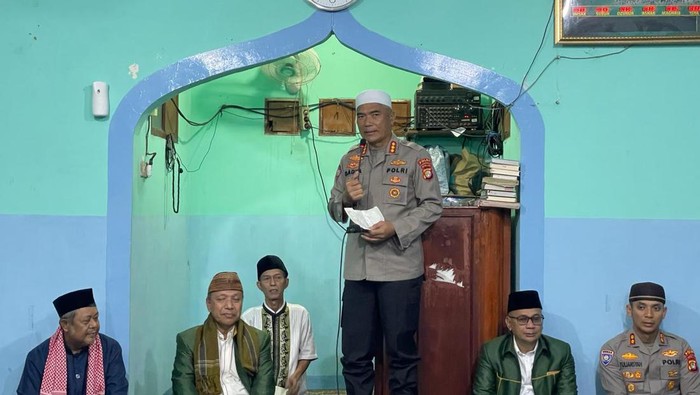 Polda Metro Jaya menggelar kegiatan subuh keliling di Musala Baiturrahman, Grogol Petamburan, Jakarta Barat, Rabu (6/3/2024).