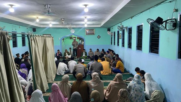 Polda Metro Jaya menggelar kegiatan subuh keliling di Musala Baiturrahman, Grogol Petamburan, Jakarta Barat, Rabu (6/3/2024).