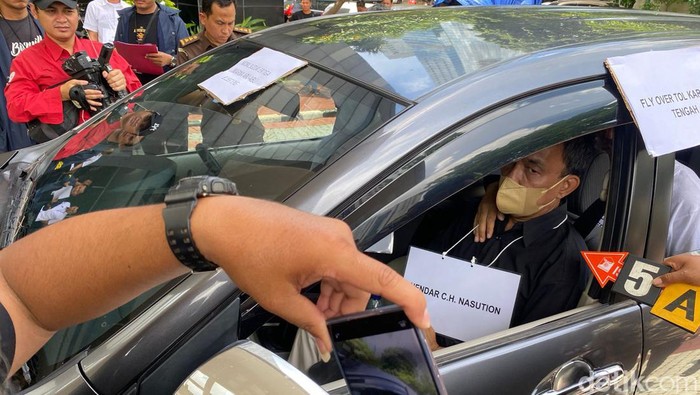 Polisi menggelar rekonstruksi kasus petugas Rudenim Imigrasi Jakbar yang jatuh dari lantai 19 apartemen.