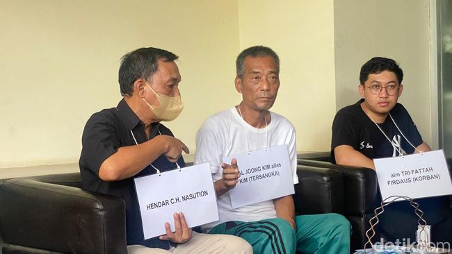 Polisi menggelar rekonstruksi kasus petugas Rudenim Imigrasi Jakbar yang jatuh dari lantai 19 apartemen.