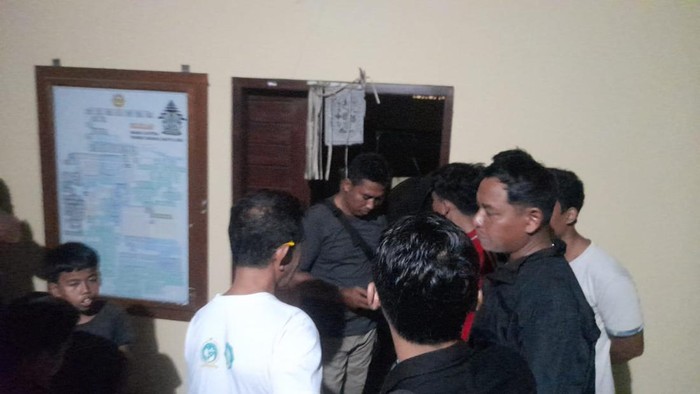 Polisi saat mendatangi Pura Kawitan Pasek Gelgel, Banjar Dinas Pasar, Desa Anturan, Kecamatan/Kabupaten Buleleng, Senin (4/3/2024). (Foto: Istimewa)