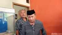 Kadir sudah sampai untuk melayat di kediaman Polo. Foto: Febri/detikhot