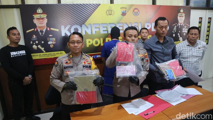 Polres Kudus menggelar konferensi pers tentang kasus gagal umrah di Mapolres Kudus, Rabu (6/3/2024).