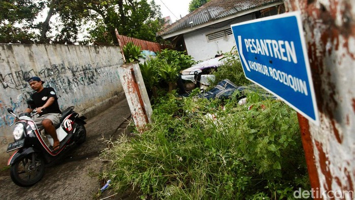Pondok Pesantren (Ponpes) Khoirur Rooziqiin, Depok, tak punya akses jalan. Akses menuju ponpes ini tertutup dari empat penjuru mata angin.