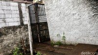 Akses melalui Jalan Rawa Maya III harus melewati jalan kecil hingga menyeberangi jembatan kayu kecil di atas empang.
