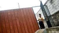Setelah melewati Jalan Rawa Maya III, akhirnya tiba di pintu teralis yang hanya bisa diakses pejalan kaki.