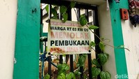 Pada pagar tersebut terdapat tulisan Demi Keamanan dan Kenyamanan Warga RT 03 RW 05 Menolak Pembukaan Akses Jalan Baru.  