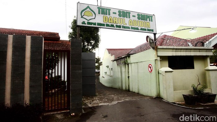 Pondok Pesantren (Ponpes) Khoirur Rooziqiin, Depok, tak punya akses jalan. Akses menuju ponpes ini tertutup dari empat penjuru mata angin.