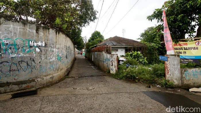 Potret Akses Jalan Menuju Ponpes di Depok yang Ditutup Pondok Pesantren (Ponpes) Khoirur Rooziqiin, Depok, tak punya akses jalan. Akses menuju ponpes ini tertutup dari empat penjuru mata angin.