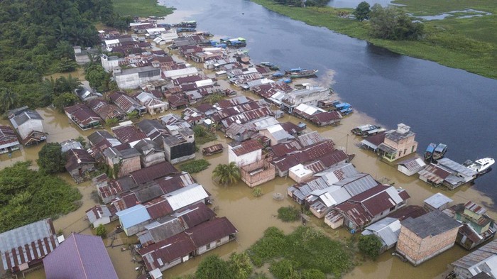 Foto udara kawasan permukiman yang terendam banjir di tepi Sungai Kumpeh, Suak Kandis, Muaro Jambi, Jambi, Selasa (5/3/2024). Banjir luapan Sungai Batanghari yang merendam ratusan rumah di kawasan itu sejak pertengahan Desember tahun lalu masih belum berakhir hingga kini, sementara kegiatan belajar mengajar langsung di sejumlah sekolah masih diliburkan sehingga warga berharap pemerintah bisa mencarikan solusi untuk pendidikan anak-anak mereka. ANTARA FOTO/Wahdi Septiawan/nym.