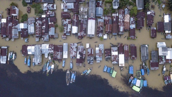 Potret Banjir Muaro Jambi, Belum Surut Sejak Desember Foto udara kawasan permukiman yang terendam banjir di tepi Sungai Kumpeh, Suak Kandis, Muaro Jambi, Jambi, Selasa (5/3/2024). Banjir luapan Sungai Batanghari yang merendam ratusan rumah di kawasan itu sejak pertengahan Desember tahun lalu masih belum berakhir hingga kini, sementara kegiatan belajar mengajar langsung di sejumlah sekolah masih diliburkan sehingga warga berharap pemerintah bisa mencarikan solusi untuk pendidikan anak-anak mereka. ANTARA FOTO/Wahdi Septiawan/nym.