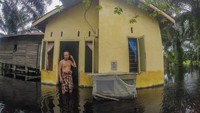 Kegiatan belajar mengajar langsung di sejumlah sekolah pun masih diliburkan sehingga warga berharap pemerintah bisa mencarikan solusi untuk pendidikan anak-anak mereka.