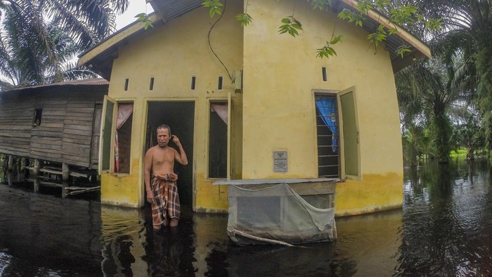 Foto udara kawasan permukiman yang terendam banjir di tepi Sungai Kumpeh, Suak Kandis, Muaro Jambi, Jambi, Selasa (5/3/2024). Banjir luapan Sungai Batanghari yang merendam ratusan rumah di kawasan itu sejak pertengahan Desember tahun lalu masih belum berakhir hingga kini, sementara kegiatan belajar mengajar langsung di sejumlah sekolah masih diliburkan sehingga warga berharap pemerintah bisa mencarikan solusi untuk pendidikan anak-anak mereka. ANTARA FOTO/Wahdi Septiawan/nym.