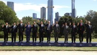 Foto dari kiri: Sekretaris Jenderal ASEAN Dr Kao Kim Hourn, Perdana Menteri Vietnam, Pham Minh Chinh, Perdana Menteri Singapura, Lee Hsien Loong, Perdana Menteri Kamboja, Samdech Hun Manet, Perdana Menteri Malaysia, Anwar Ibrahim, Perdana Menteri Laos, Sonexay Siphandone, Perdana Menteri dari Australia Anthony Albanese, Presiden Indonesia Joko Widodo, Sultan Brunei, Haji Hassanal Bolkiah, Presiden Filipina, Ferdinand Marcos Jr., Perdana Menteri Thailand, Srettha Thavisin, dan Perdana Menteri Timor-Leste, Xanana Gusmao.