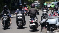Meski berbahaya, para pengendara sepeda motor tetap nekat melakukan lawan arah.