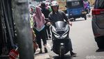 Potret Pemotor Lawan Arah Menantang Bahaya di Slipi