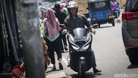 Aksi tak tertib berlalulintas ini akan membahayakan diri sendiri dan orang lain.
