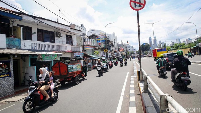 Aksi tak tertib berlalulintas masih terjadi di Slipi, Jakarta. Banyak pemotor melawan arah meski aksi itu sangat membahayakan diri sendiri dan orang lain.
